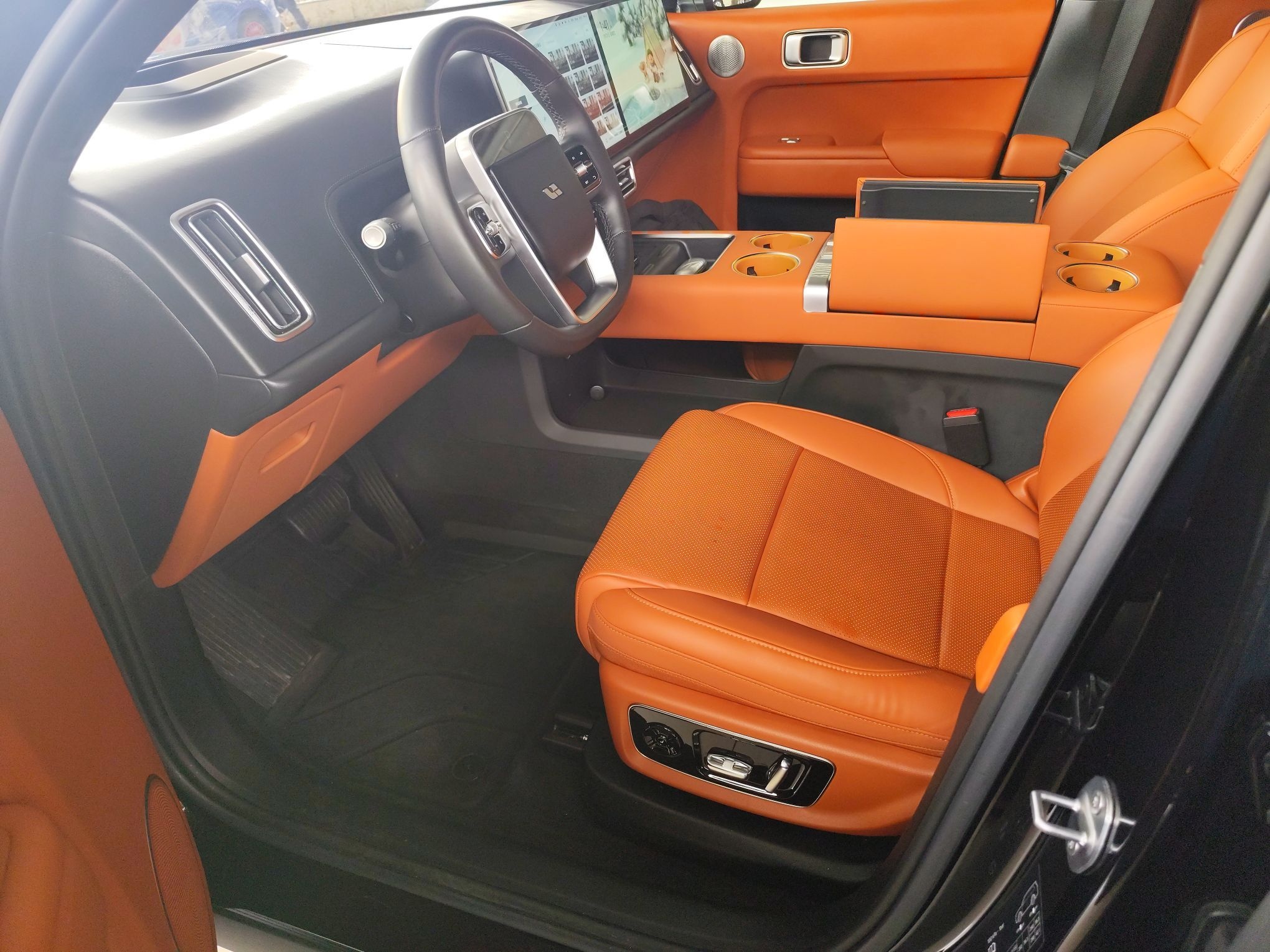 المقاعد الأمامية داخل السيارة