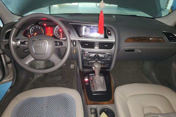 Used Audi A4L 2012 2.0 TFSI automatic Comfort trim level Center Console