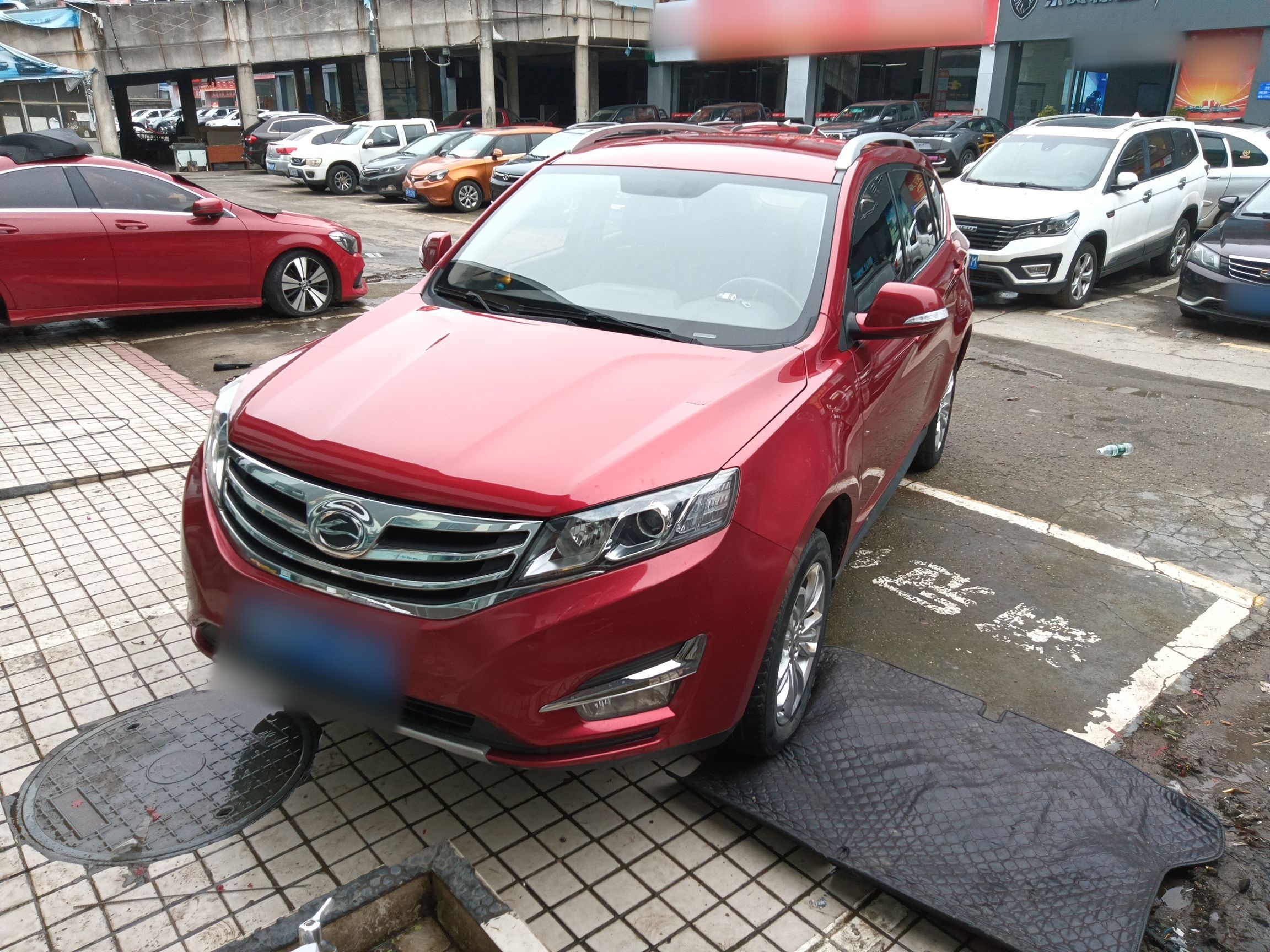 Под передней частью автомобиля