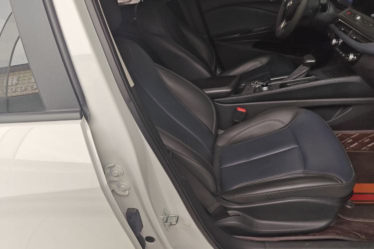 Used Buick Velite 6 2023 Revised Version 430 km Range – Commuter Edition Right Front Seat