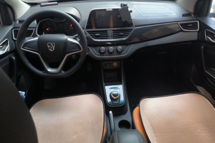Used Baojun 310 2017 1.5L Automatic Fashion Model Center Console