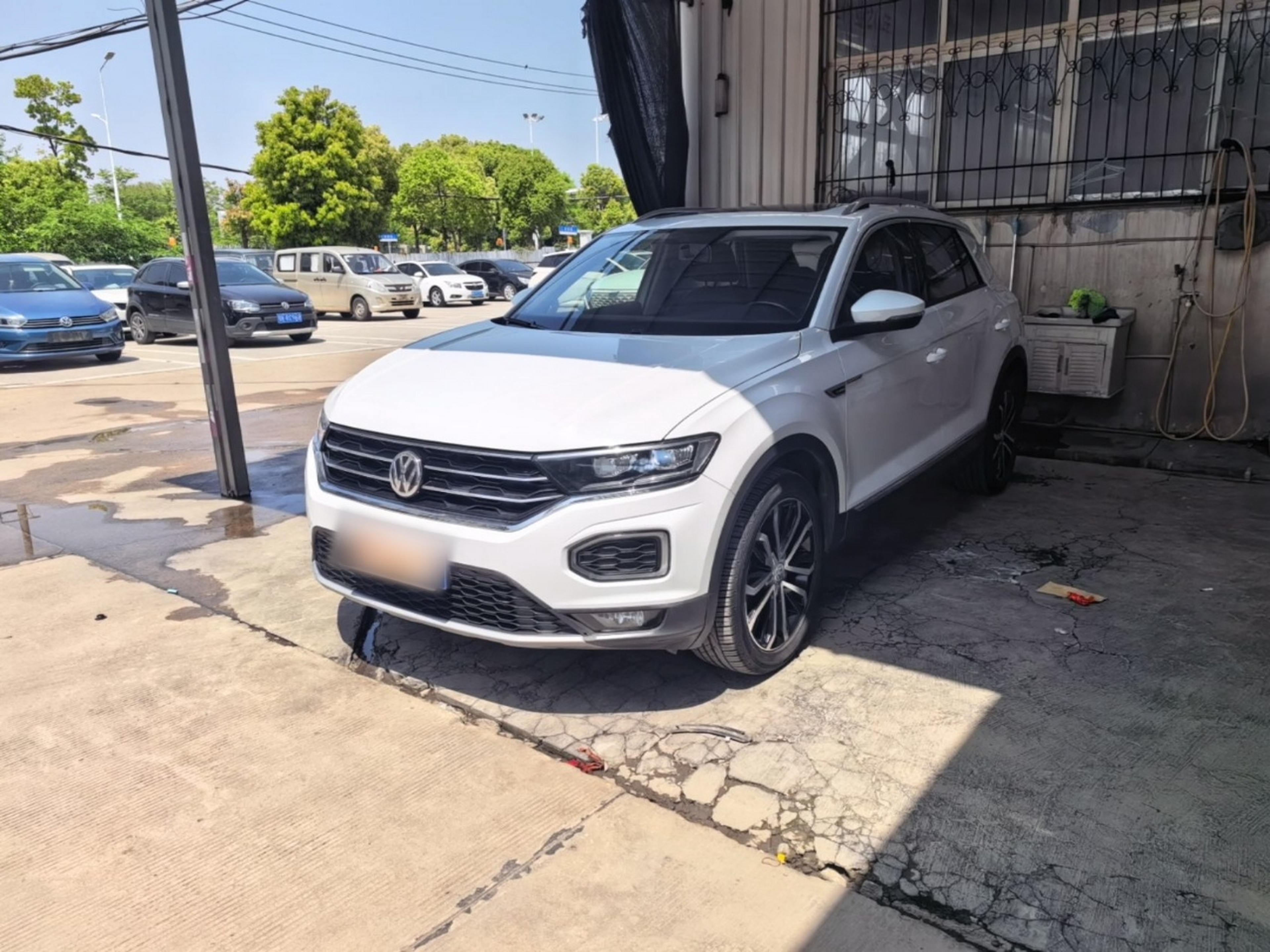 تحت مقدمة السيارة