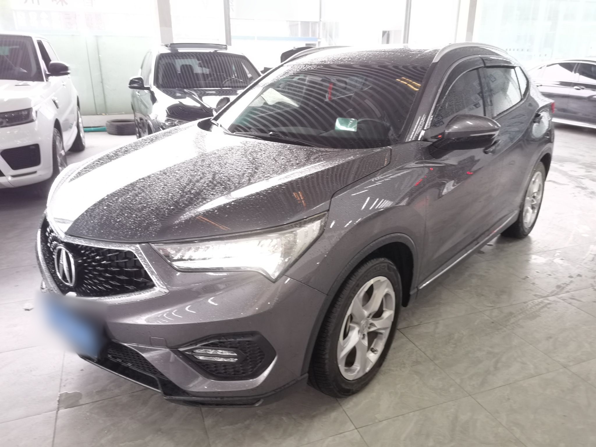 تحت مقدمة السيارة