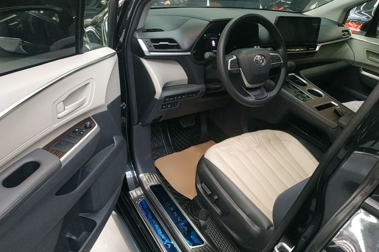 Used Toyota Granvia 2023 2.5L Hybrid Comfort Edition
