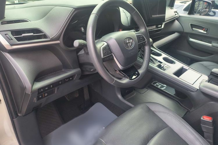Used Toyota SIENNA 2024 2.5L Hybrid Luxury Edition Steering Wheel