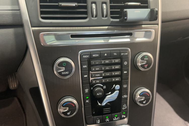Used Volvo XC60 2015 T5 AWD Zhiyuan Edition Audio And AC Panel