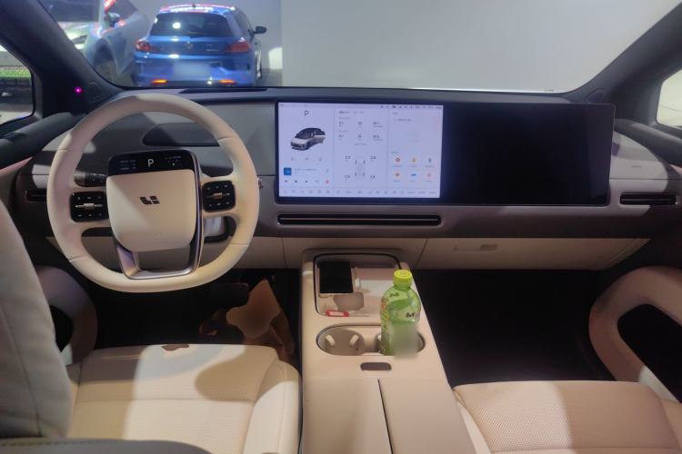 Used Li Auto i6 2025 Model Two-Wheel-Drive Standard Type Center Console