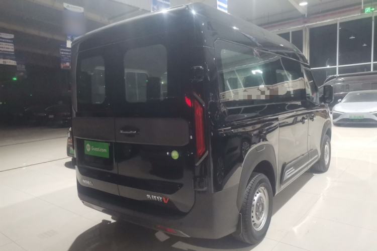 Used Sinotruk Pioneer V 2024 Multi-Function Version 2.0T Automatic Short Wheelbase Mid-Roof
