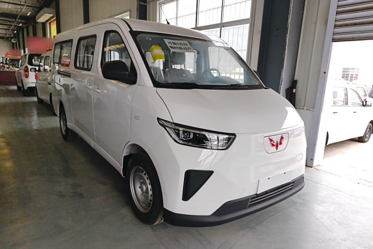 Used Wuling Yangguang 2024 300KM Comfort Version Passenger Van 75kW
