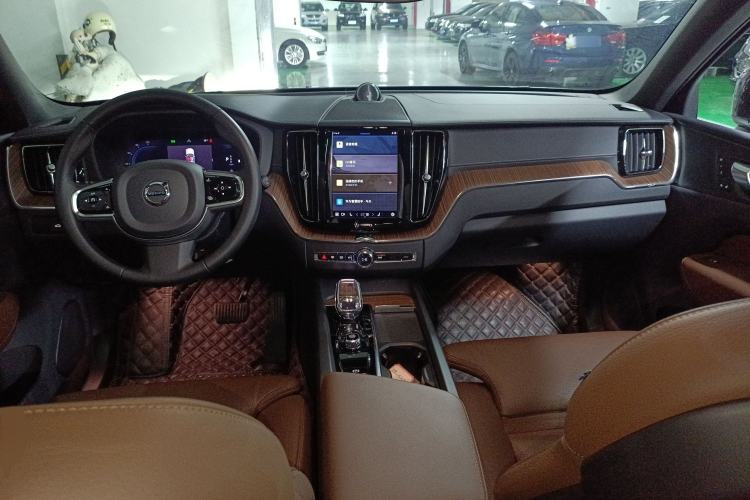 Used Volvo XC60 2023 B5 4x4 Smart Luxury Edition Center Console