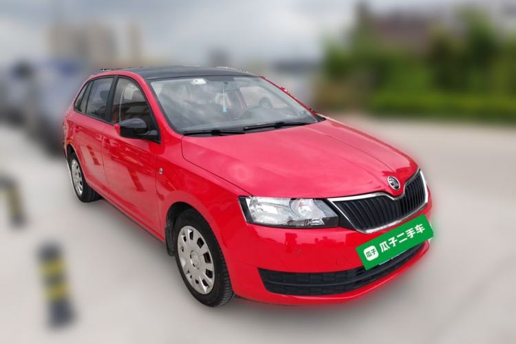 Used Skoda Rapid Spaceback 2014 1.4TSI DSG Enjoyment Edition Front Right 45 Deg