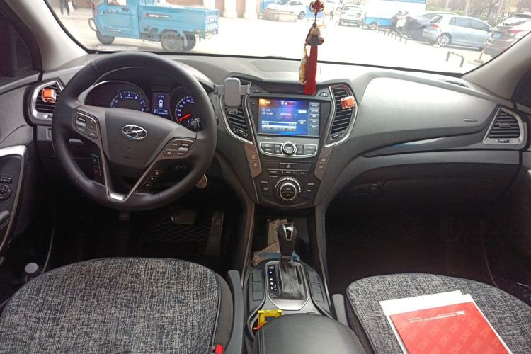 Used Hyundai Grand SantaFe 2015 2.0T 7-Seater Two-Wheel Drive Leading Edition Center Console