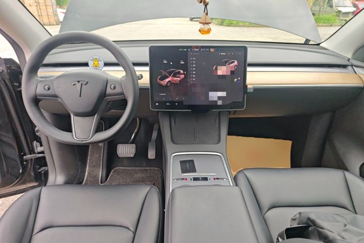 Used Tesla Model Y 2023 Rear-Wheel-Drive Version Center Console