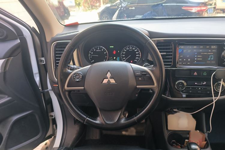 Used Mitsubishi Outlander 2014 2.4L 4x4 Deluxe Value Edition 7 Seats