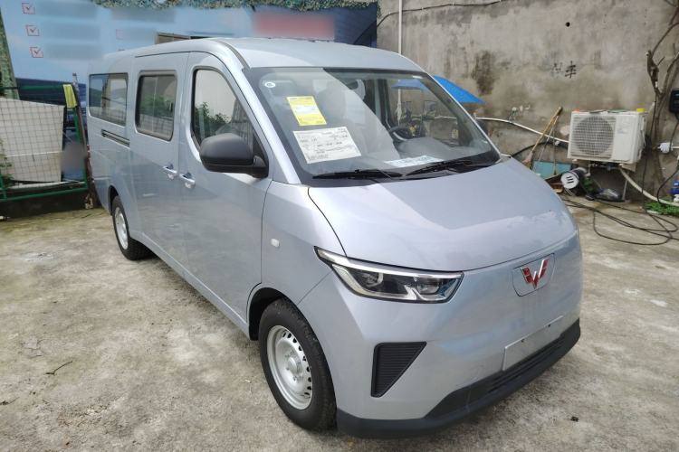 Used Wuling Yangguang 2024 300KM Comfort Version Passenger Van 75kW
