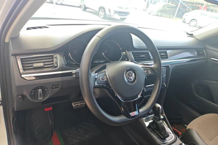 Used Volkswagen C-TREK 2017 1.6L Automatic Comfort Model Center Console