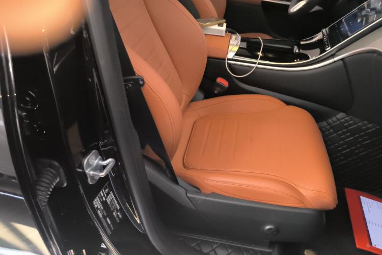 Used Mercedes-Benz GLC 2023 Facelift GLC 260 L 4MATIC Dynamic Version 5 Seats Right Front Seat