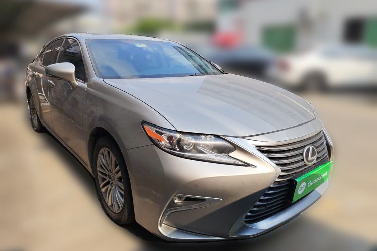 Used Lexus ES 2015 250 Elegant Edition Front Right 45 Deg