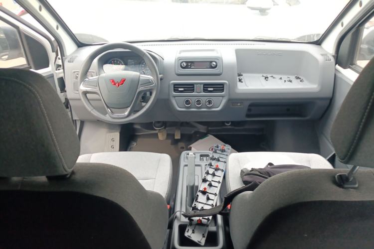 Used Wuling Yangguang 2024 300KM Comfort Version Passenger Van 75kW Center Console