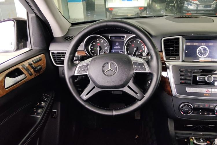 Used Mercedes-Benz M-Class 2015 ML 400 4MATIC Luxury Model Steering Wheel