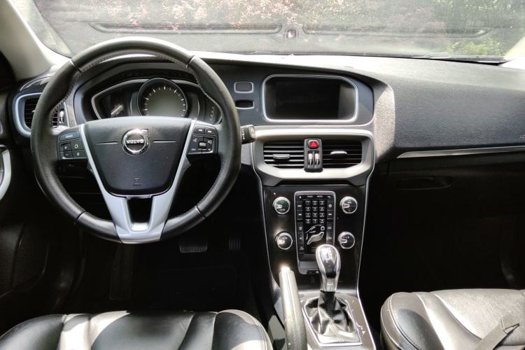 Used Volvo V40 2018 T3 Zhiyi Edition Center Console