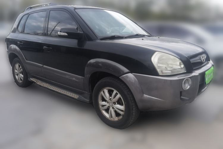 Used Hyundai Tucson 2009 2.0L Manual Two-Wheel Drive Fashion Edition Front Right 45 Deg