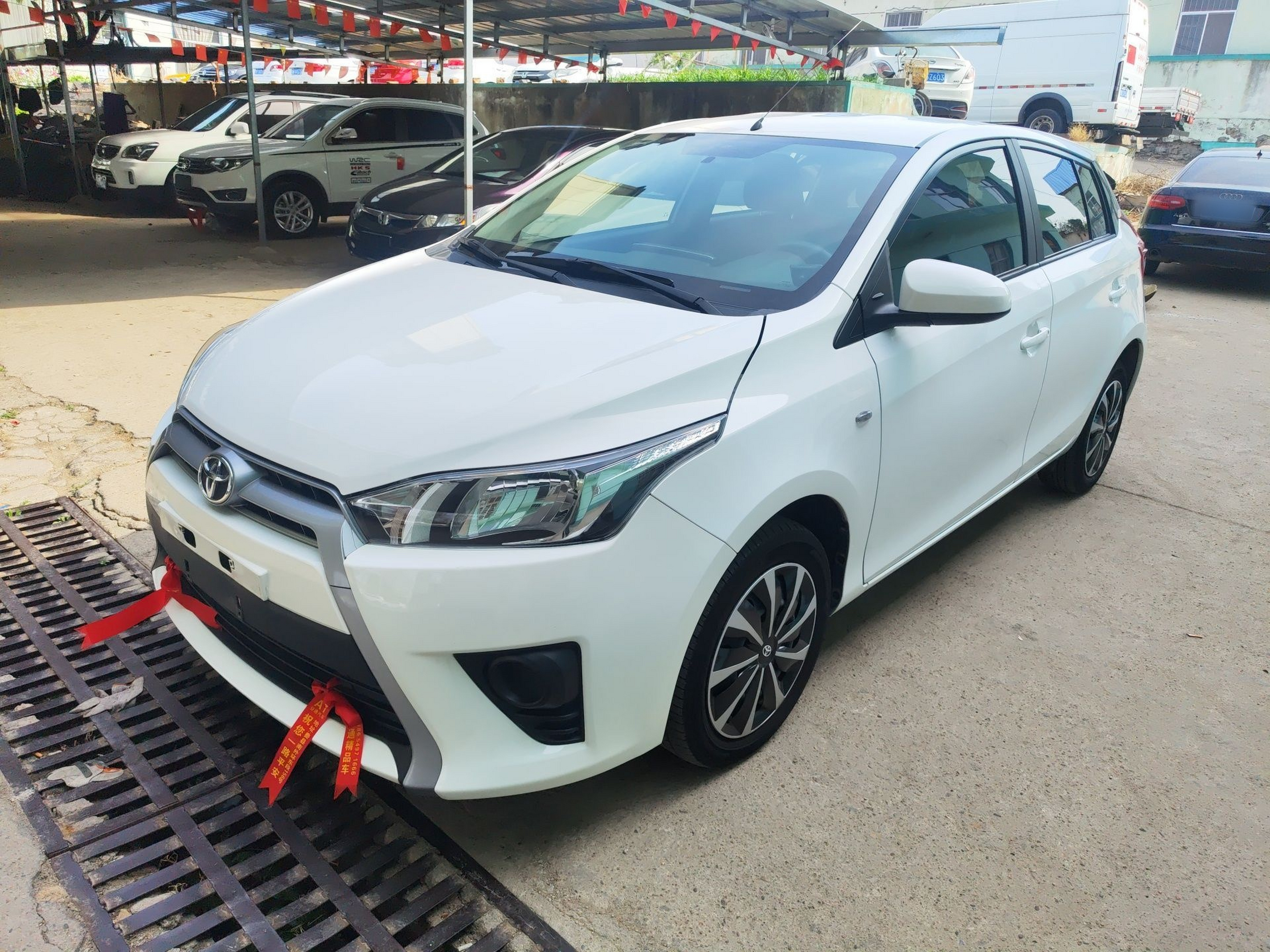 تحت مقدمة السيارة