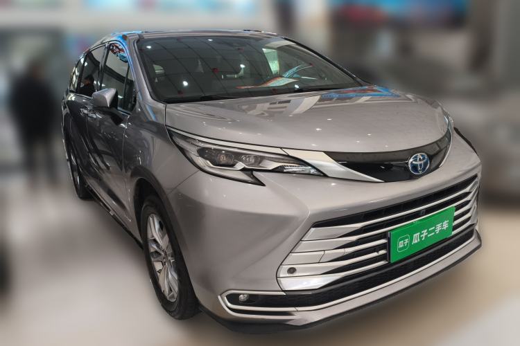 Used Toyota SIENNA 2021 2.5L Hybrid Platinum Edition Front Right 45 Deg