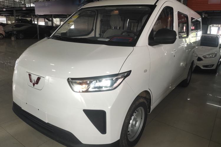 Used Wuling Yangguang 2024 300km Comfort-Grade Passenger Van 60kW
