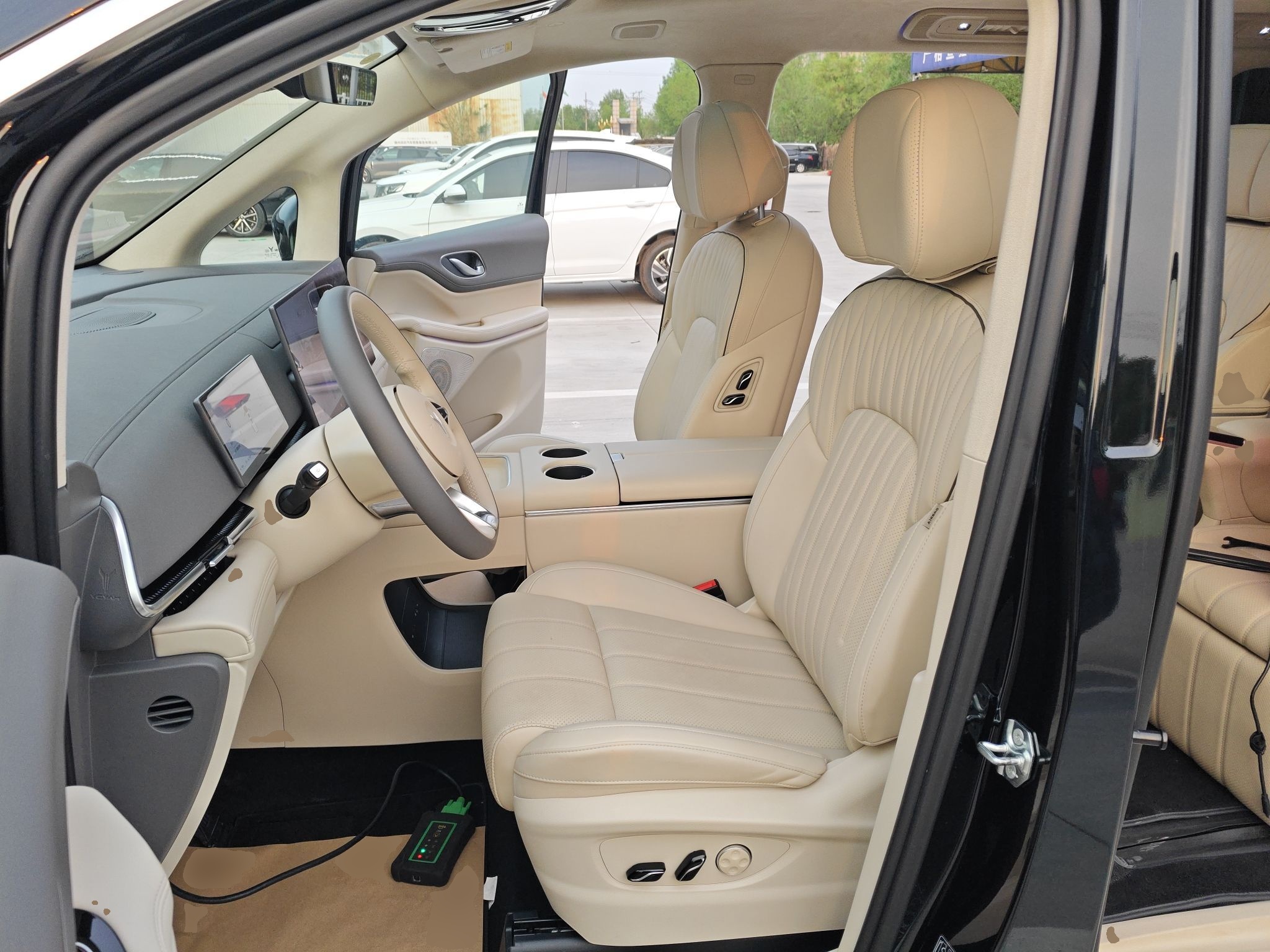 المقاعد الأمامية داخل السيارة