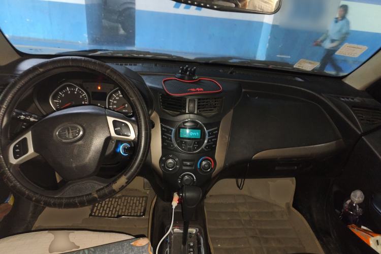 Used FAW Xiali N7 2015 1.3L Automatic Luxury Model Center Console