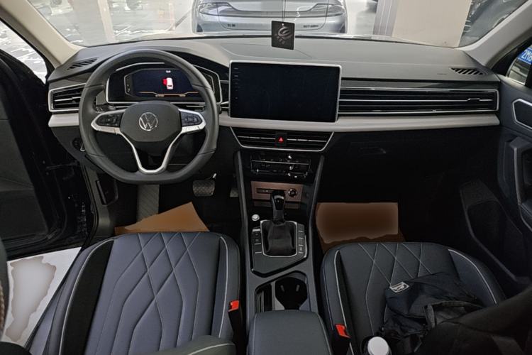 Used Volkswagen Tiguan L 2024 Outstanding Model 300TSI Automatic Two-Wheel Drive Longteng Edition Center Console