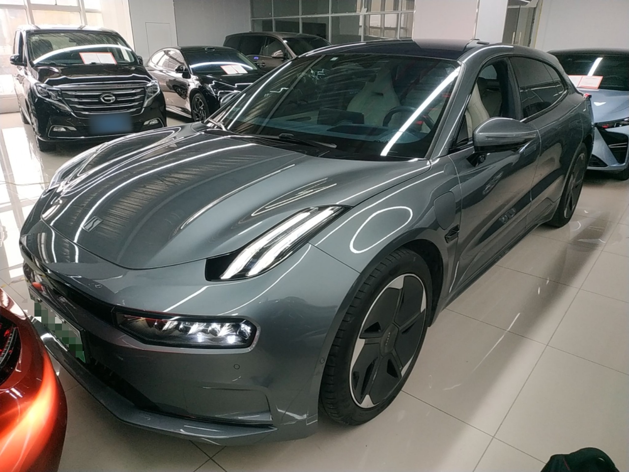 تحت مقدمة السيارة