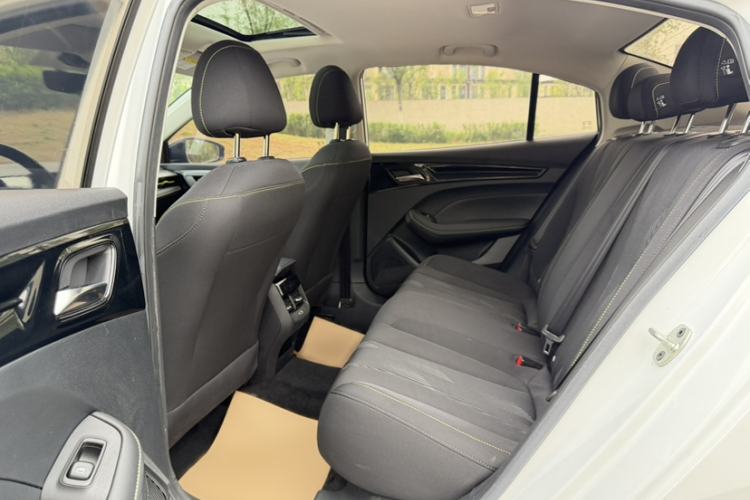 Used Roewe i5 2021 1.5L CVT Platinum Edition Interior 1