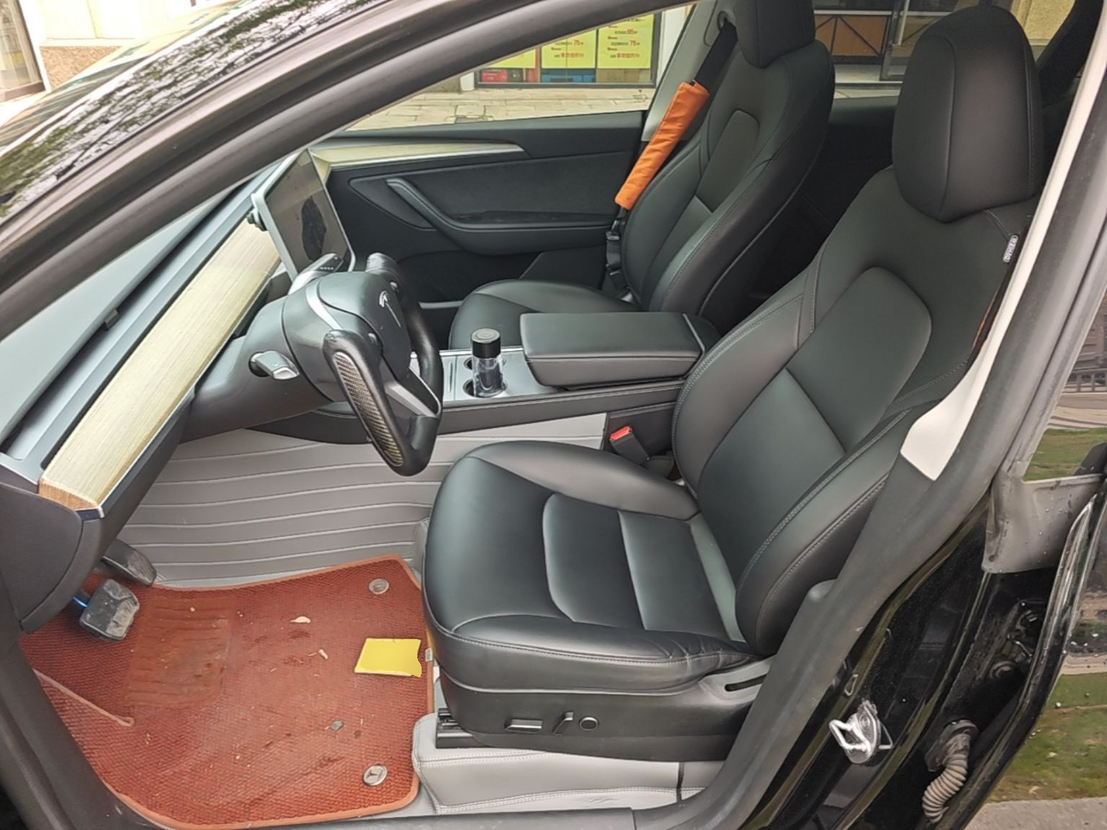 المقاعد الأمامية داخل السيارة