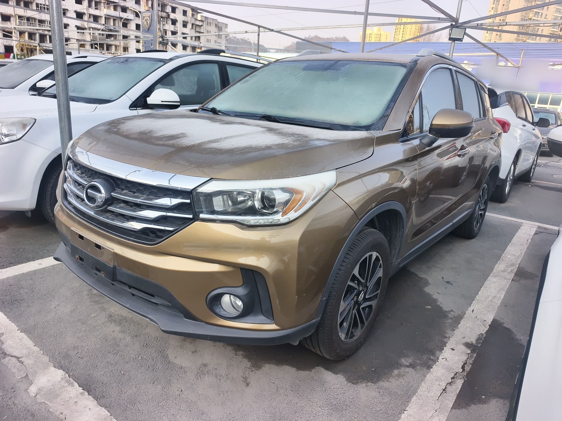 تحت مقدمة السيارة