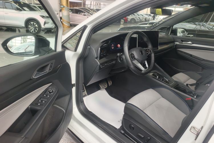 Used Volkswagen Golf 2025 300TSI R-Line
