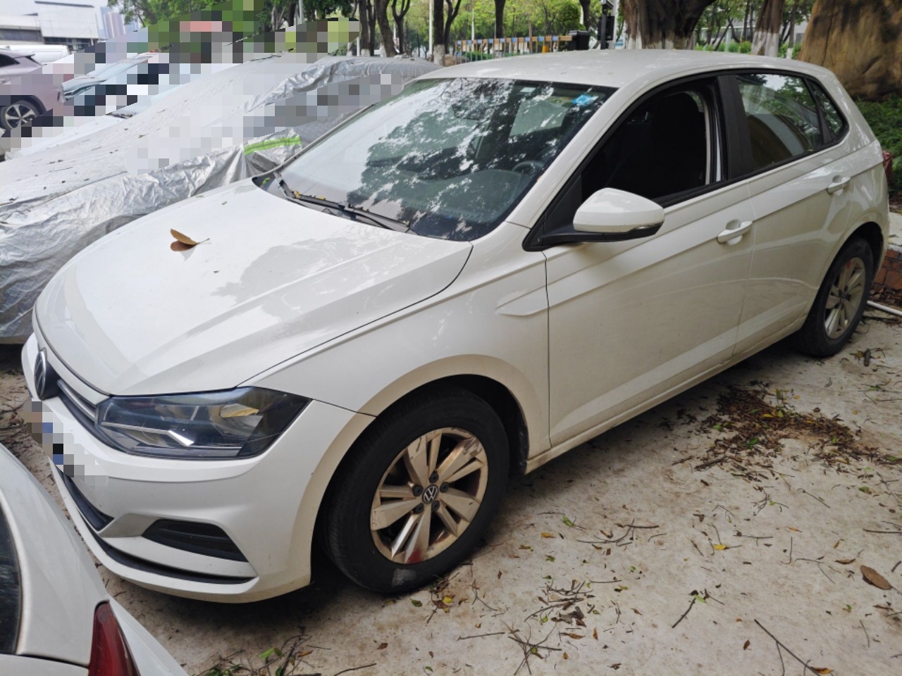 تحت مقدمة السيارة