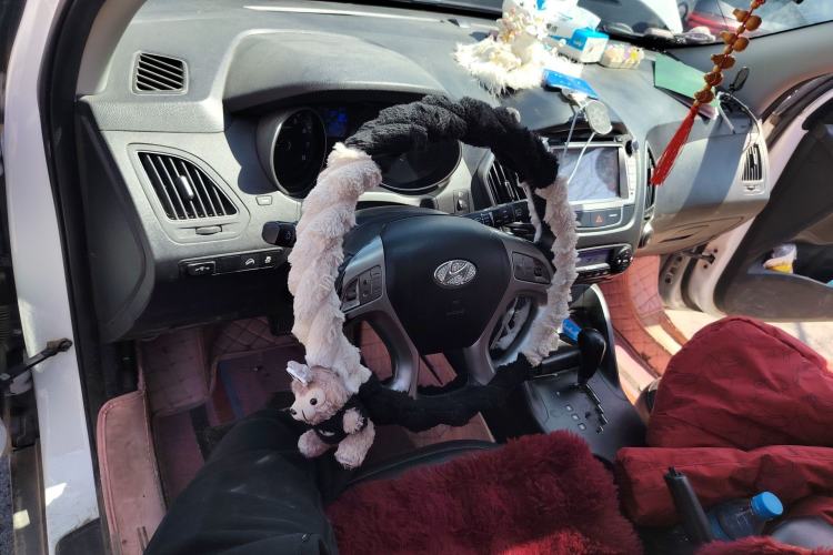 Used Hyundai ix35 2015 2.0L Automatic 2WD Smart Version China V Standard Center Console