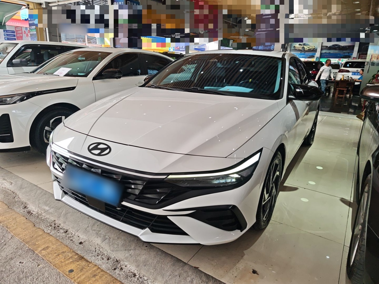 تحت مقدمة السيارة