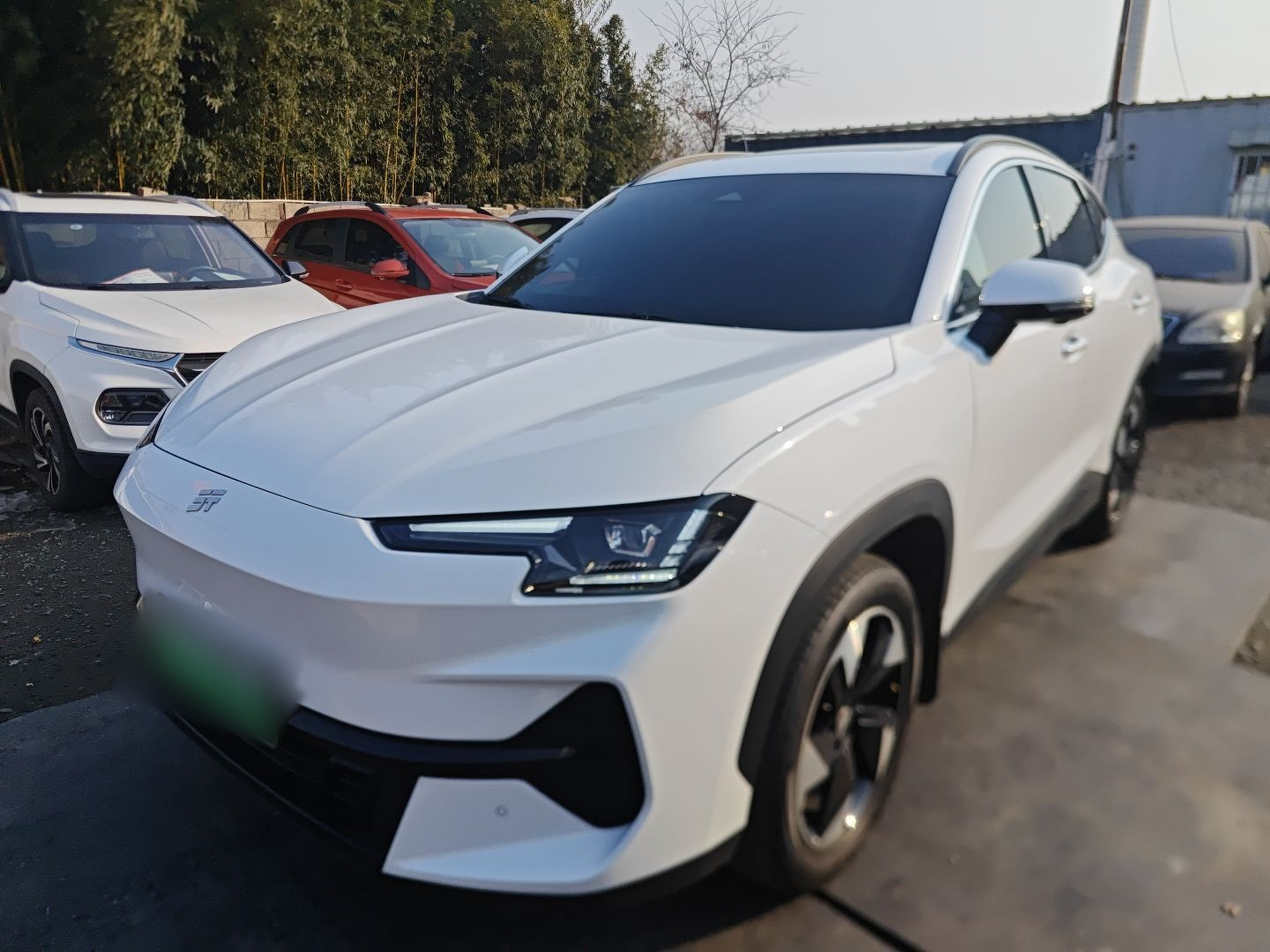 Под передней частью автомобиля