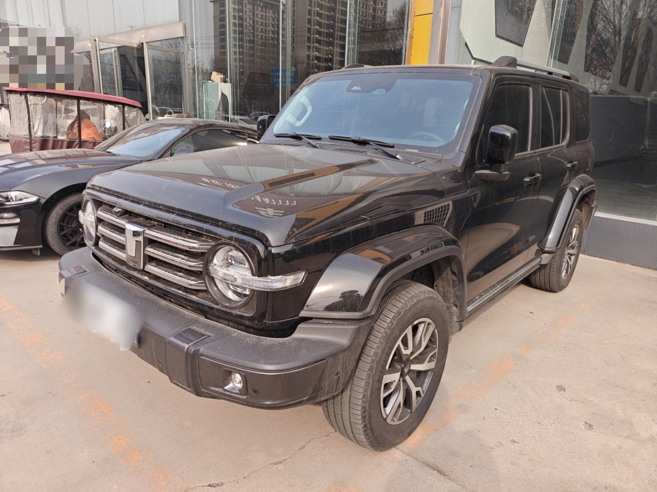 Под передней частью автомобиля