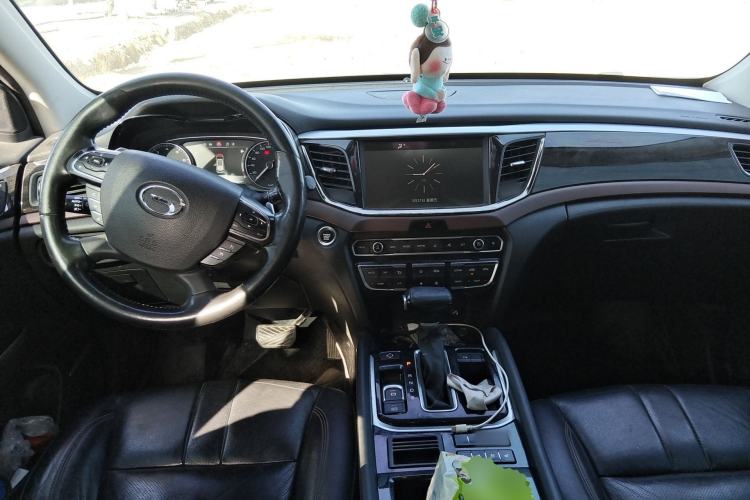 Used GAC Trumpchi GS8 2017 320T Two-Wheel Drive Luxury Smart Connectivity Version (7 Seats) Center Console