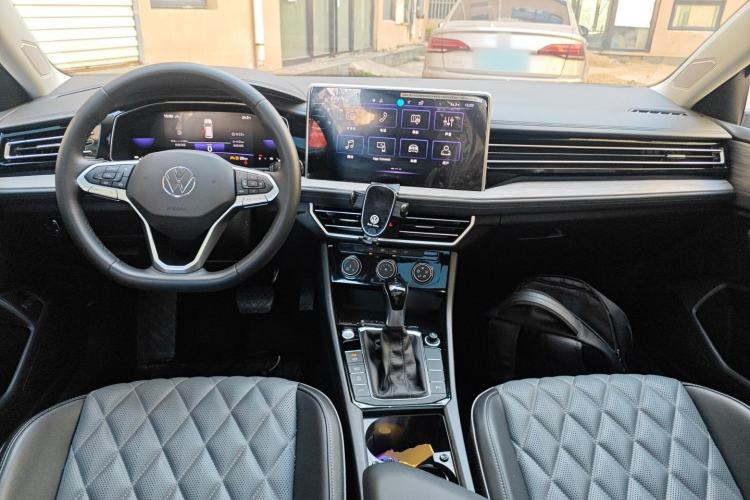 Used Volkswagen Sagitar 2023 300TSI DSG Excellence Edition Center Console