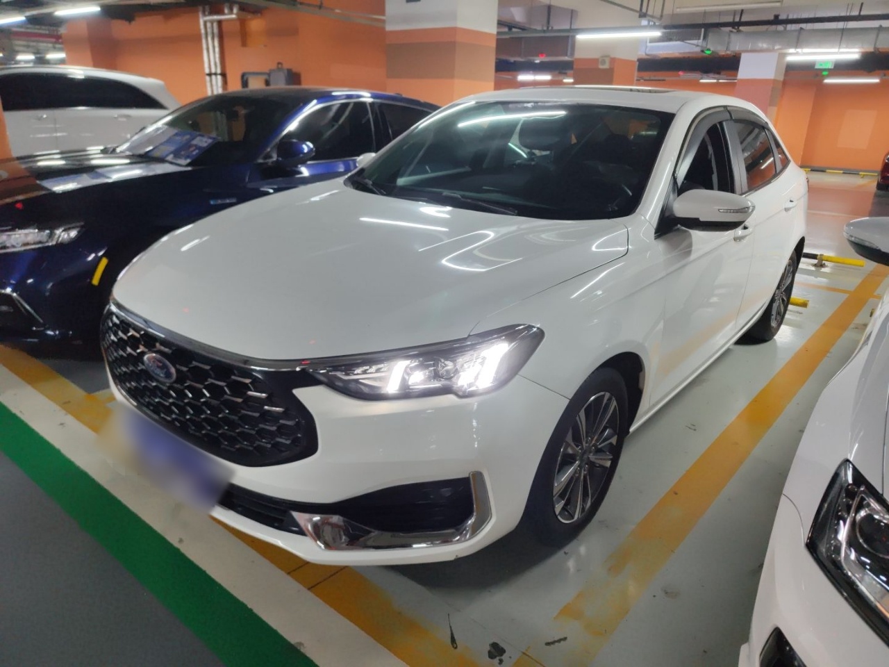 Под передней частью автомобиля