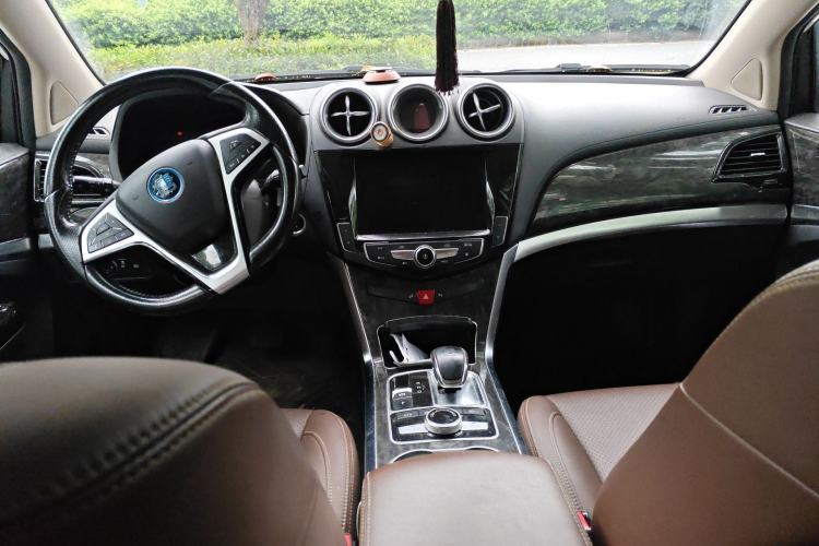 Used BYD Tang New Energy 2017 2.0T Tang 100 Center Console