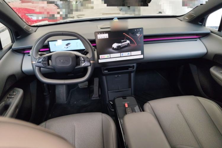 Used Lynk & Co Z20 2025 530 km Range Rear-Wheel Drive Pro Center Console