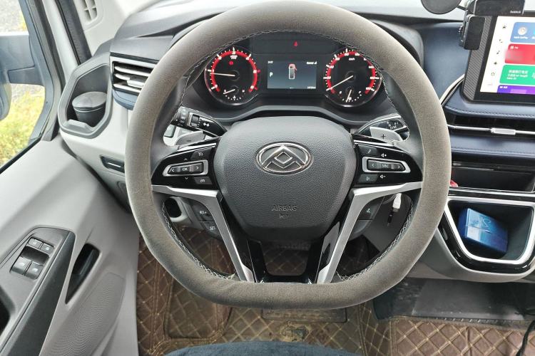 Used SAIC MAXUS Xintu V90 2024 ZhiJie 2.0T Automatic Front-Wheel-Drive Short Wheelbase Mid-Height Design with Single Rear Tire—5/6 Seater