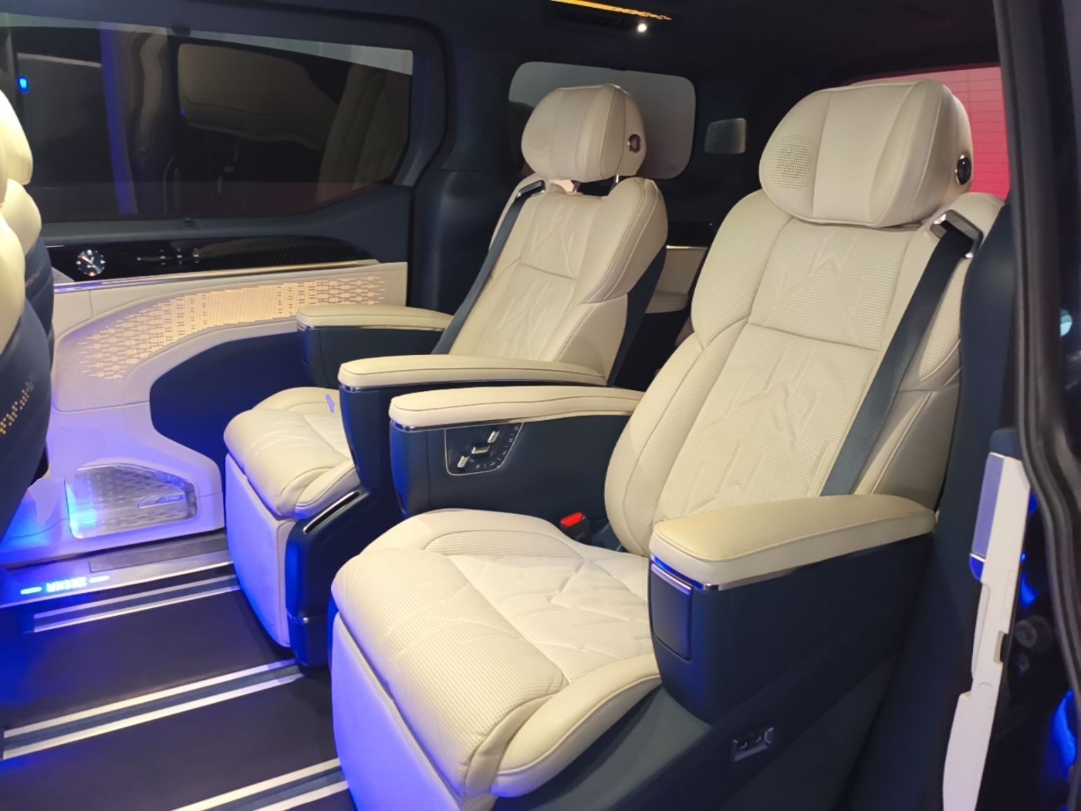 Zeekr 009 2024 7-Seater Walk-Through Version Four-Wheel Drive 108 kWh — снимка 20