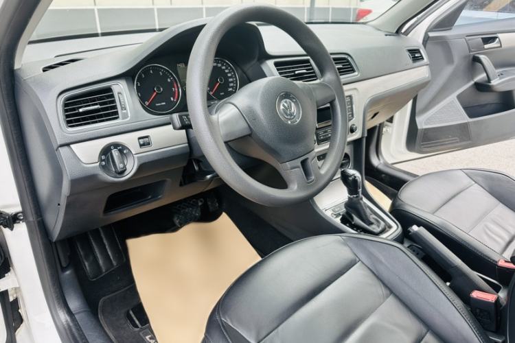 Used Volkswagen Lavida 2013 Restyled Classic 1.6L Automatic Comfort Edition Interior 7